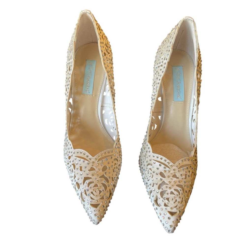 Betsey Johnson Elsa Blue bottom Bridal 4” pumps 8.5